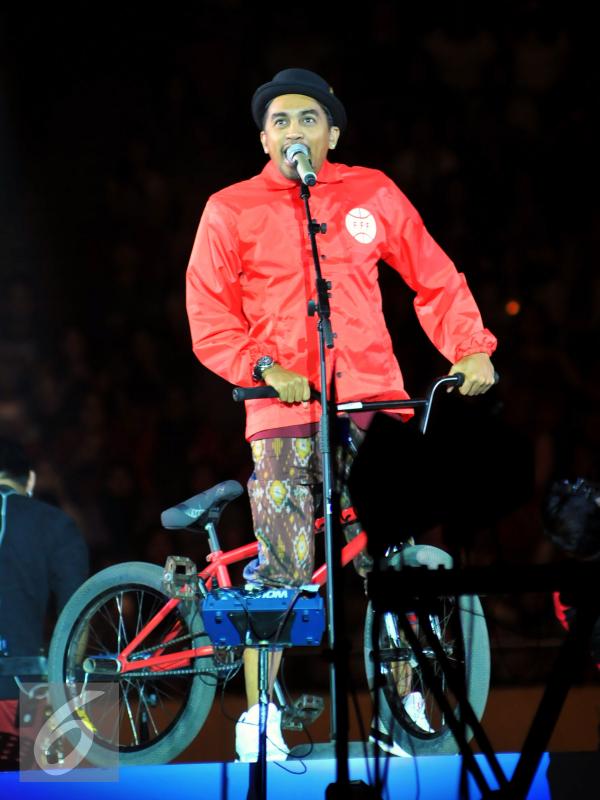 Gleen Fredly tampil ke panggung dengan mengendarai sepeda di konser Menanti Arah di Istora Senayan, Jakarta, Sabtu (17/10/2015). Glenn membagi perjalanan berkariernya selama 20 tahun kepada para penonton. (Liputan6.com/Faisal R Syam)