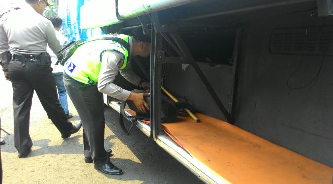 Tiba di Mapolda Metro Jaya, Bobotoh digeledah polisi. (Liputan6.com/Ahmad Romadoni)