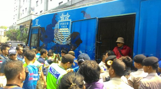 Tiba di Mapolda Metro Jaya, Bobotoh digeledah polisi. (Liputan6.com/Ahmad Romadoni)