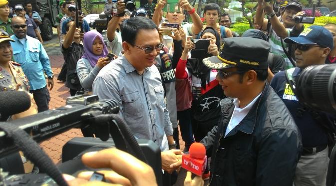 Ahok menyambut Walikota Bandung Ridwan Kamil di Mapolda Metro Jaya. (Liputan6.com/ Ahmad Romadoni)