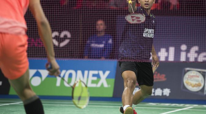 Tunggal putra Indonesia Tommy Sugiarto kalah dari unggulan pertama dari Tiongkok, Chen Long, di final Denmark Open Super Series Premier 2015, Minggu (18/10/2015). (Liputan6.com/CLAUS FISKER / SCANPIX DENMARK / AFP)