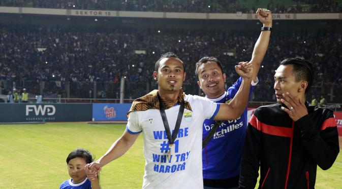 Atep merayakan sukses juara Piala Presiden bersama keluarganya (Liputan6.com/Yoppy Renato)