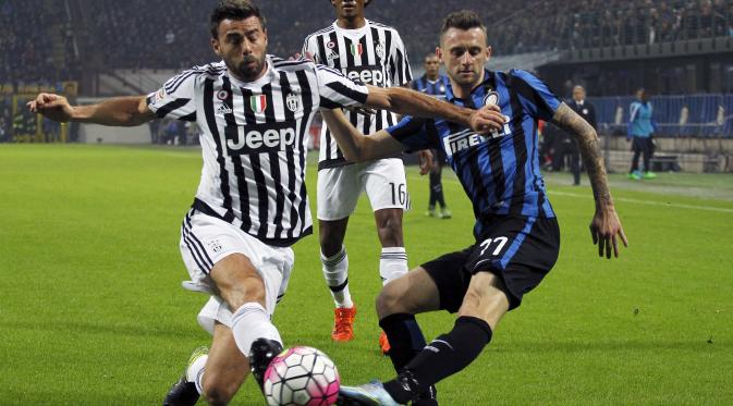 Andrea Barzagli berduel dengan Marcelo Brozovic. (REUTERS/Alessandro Garofalo)