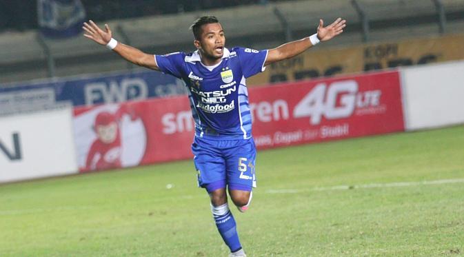 Pemain Persib, Zulham Zamrun berhasil memikat masyarakat Indonesia dengan menjadi Top Skor & Pemain Terbaik Piala Presiden 2015.
