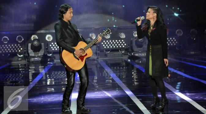 Kolaborasi antara Piyu Padi dan Kikan dalam konser Voice of Children. [Foto: Helmy Afandi/Liputan6.com]