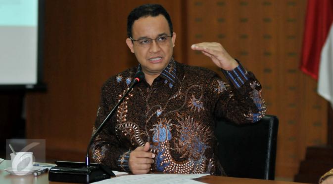 Menteri Pendidikan dan Kebudayaan Anies Baswedan memberi keterangan pers terkait satu tahun kempemimpinannya, Jakarta, (19/10/2015). 