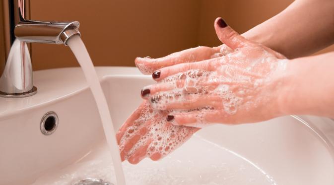 Saat musim flu, kamu hanya perlu banyak mencuci tangan. (Via: huffingtonpost.com)