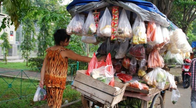 Kenali 6 dosa yang sering dilakukan ibu-ibu pada tukang sayur | Via: kaskus.co.id