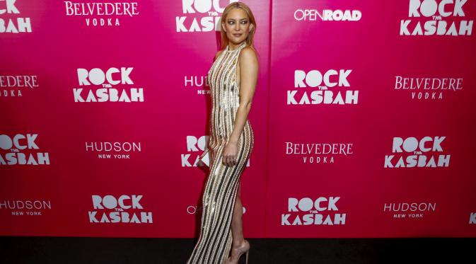 Aktris cantik Kate Hudson berpose untuk fotografer pada premiere film  'Rock the Kasbah ' di New York, Senin (19/10/2015). Deretan aktor dan aktris papan atas turut membintangi film bergenre komedi ini. (REUTERS/Lucas Jackson)