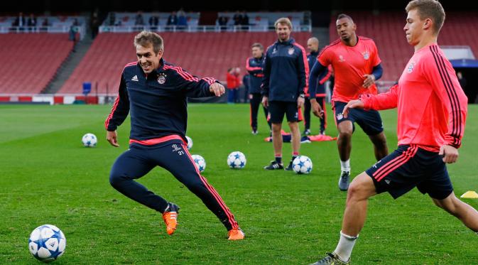 Bek Bayern Muenchen Philipp Lahm (kiri) beraltih dengan rekan - rekannya sebelum melawan Arsenal di Stadion Emirates, London, Inggris, Senin (19/10/2015). Bayern Muenchen akan bertanding dengan Arsenal dini hari nanti. (Reuters/Peter Cziborra)