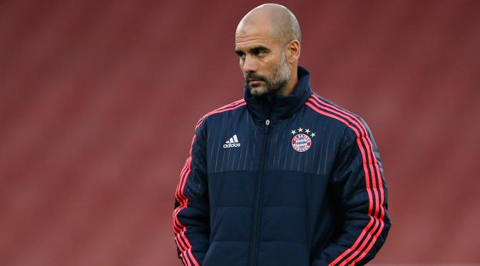 Pelatih Bayern Muenchen Pep Guardiola serius melihat anaknya berlatih di Stadion Emirates, London, Inggris, Senin (19/10/2015). Bayern Muenchen akan melawan Arsenal dalam lanjutan grup F Liga Champions. (Reuters/Peter Cziborra)