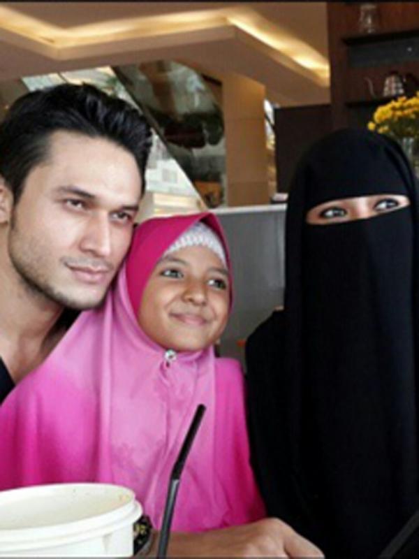 Kebersamaan Indra Bruggman rupanya sudah dekat dengan anak dari Soraya Abdullah, Siti Aisyah Azahra, mereka menghabiskan waktu makan siang bersama. (via instagram/@ummi_shaheed_jannah)