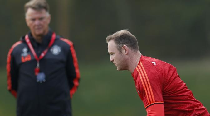 Louis van Gaal awasi latihan Rooney (Reuters)