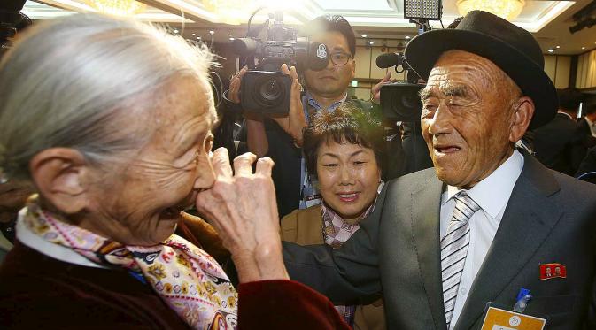 Lee Soon- kyu, warga Korsel, bertemu suaminya Oh Se In, warga Korut dalam Reuni Keluarga Terpisah di Korut, Selasa (20/10). Ratusan orang memulai acara reuni sejak pecah perang antara kedua negara itu lebih dari 60 tahun lalu. (Reuters/Korea Pool)