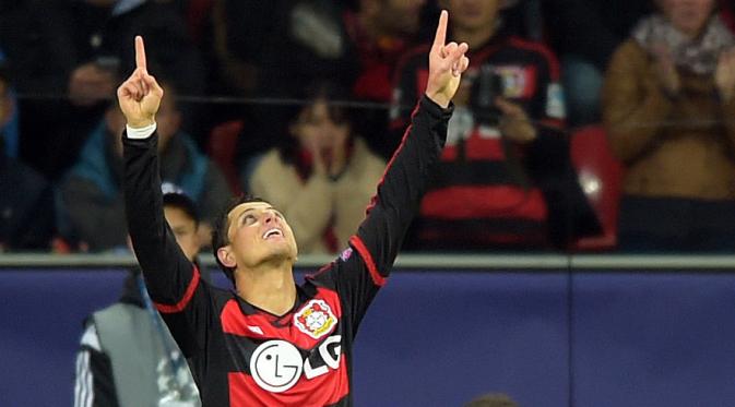 Pemain Bayer Leverkusen, Javier Hernandez, merayakan gol yang diciptakannya ke gawang AS Roma di laga Grup E Liga Champions di Stadion Bay Arena, Jerman, Rabu (21/10/2015) dini hari WIB. (EPA/Federico Gambarini)