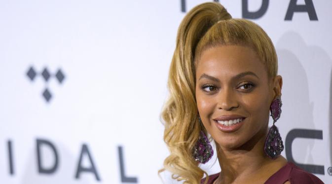 Penyanyi Beyonce tampak cantik dengan riasan natural saat menghadiri konser TIDAL X : 1020 di Barclays Center, New York, Selasa (20/10/2015). (REUTERS / Brendan McDermid)