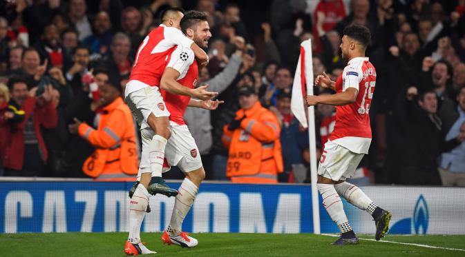 Penyerang Arsenal, Olivier Giroud (tengah) melakukan selebrasi usai mencetak gol kegawang Muenchen pada pertandingan liga Champions di Emirates Stadium, London, Inggris  (20/10/15). Arsenal menang atas Muenchen dengan skor 2-0. (Reuters/Dylan Martinez)