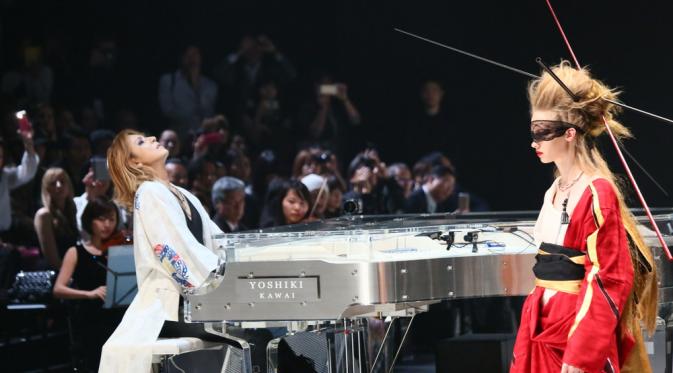 Yoshiki drummer X Japan saat memamerkan koleksi kimononya, Yoshikimono di Tokyo. (Anime News Network)