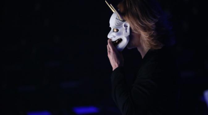 Yoshiki drummer X Japan saat memamerkan koleksi kimononya, Yoshikimono di Tokyo. (Anime News Network)