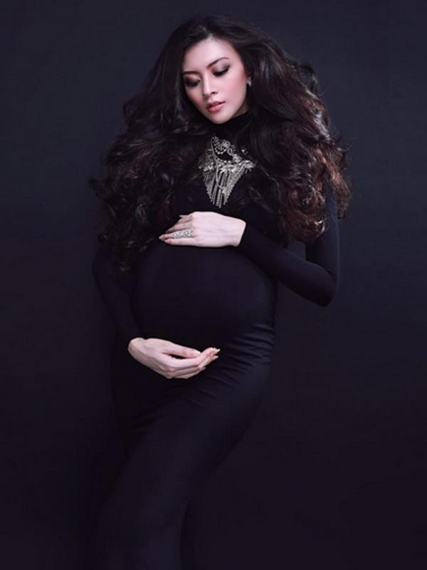 Donita mengabadikan momen 8 bulan kehamilannya. (foto: instagram.com/donitahubiy)
