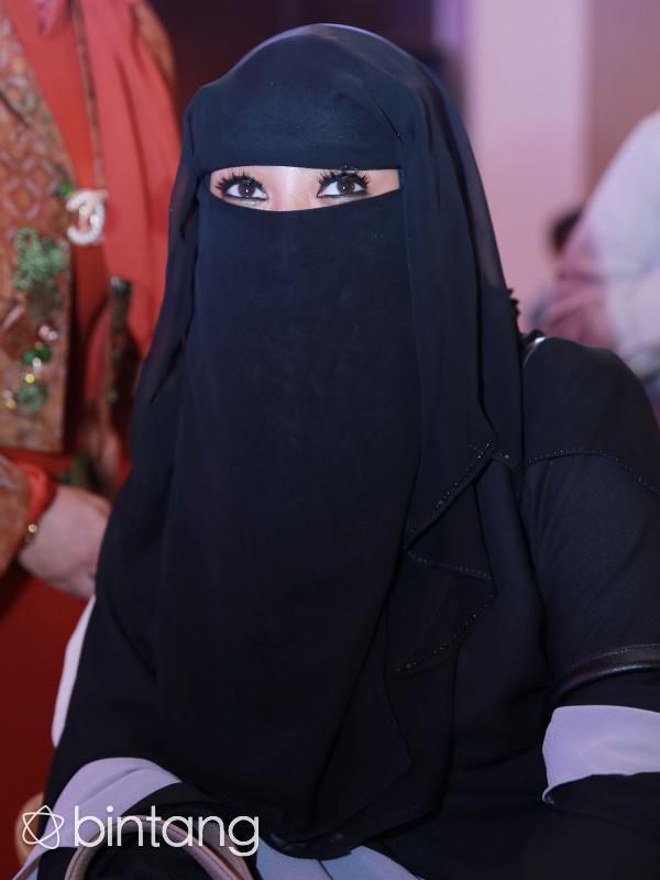 Memang sebelum Soraya memakai cadar, ia mengenakan hijab yang membuat senyum manis dan hidung bangirnya masih bisa dilihat. Namun kini hanya bagian mata yang terlihat oleh public. (Galih W. Satria/Bintang.com)