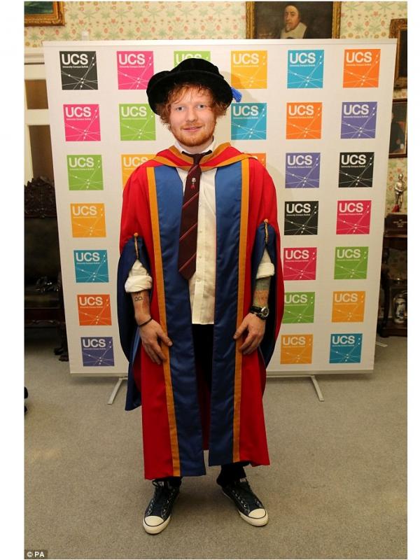 Ed Sheeran terima gelar kehormatan dari University Campus Suffolk [foto: Dailymail]