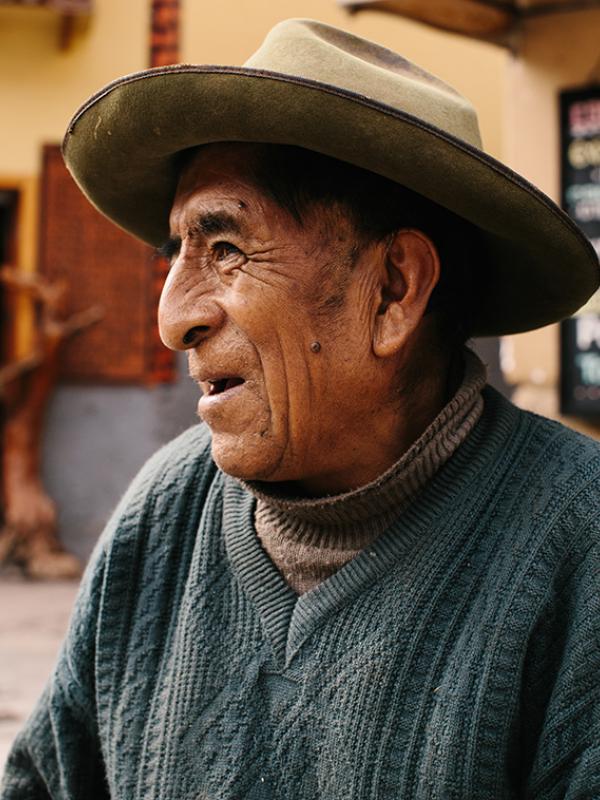 Warga desa terpencil yang berada di kukungan megah Andes, Peru. | via: Brian Flaherty