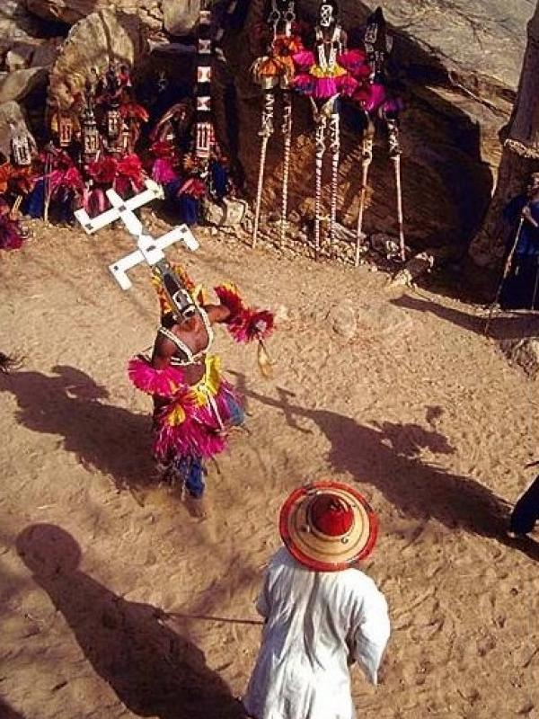 Topeng dan tarian jadi budaya bagi suku Dogon. | via: Dan Heller