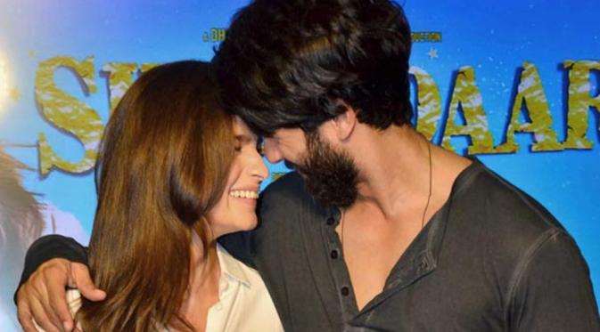 Shahid Kapoor dan Alia Bhatt kerap tampil mesra seperti sepasang kekasih [foto: Bollywoodlife]