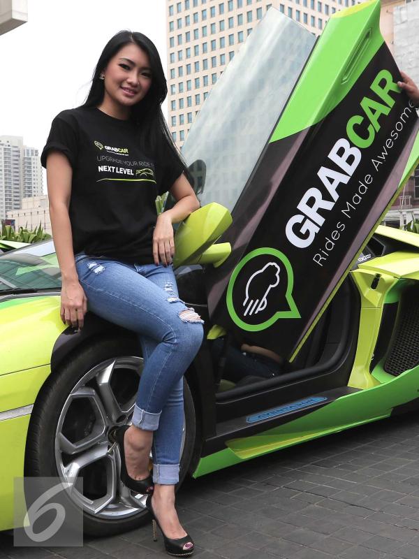 Seorang model berpose di depan supercar mewah milik GrabCar, Jakarta, Rabu (21/10/2015). Grabcar menyediakan gratis 10 supercar mewah yang dilengkapi dengan desain khusus.  (Liputan6.com/Angga Yuniar)
