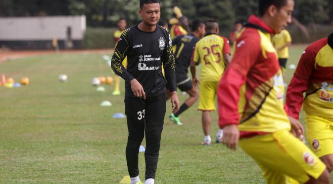 Dian Agus Prasetyo dkk. saat berlatih di Stadion Sumatri Brojonegoro, Jakarta, Sabtu (17/10/2015). (Bola.com/Nicklas Hanoatubun)