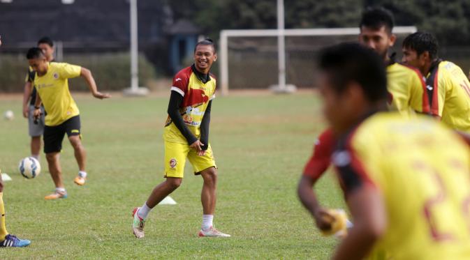 Pemain Sriwijaya FC, Wildansyah saat berlatih di Stadion Sumatri Brojonegoro, Jakarta, Sabtu (17/10/2015). (Bola.com/Nicklas Hanoatubun)