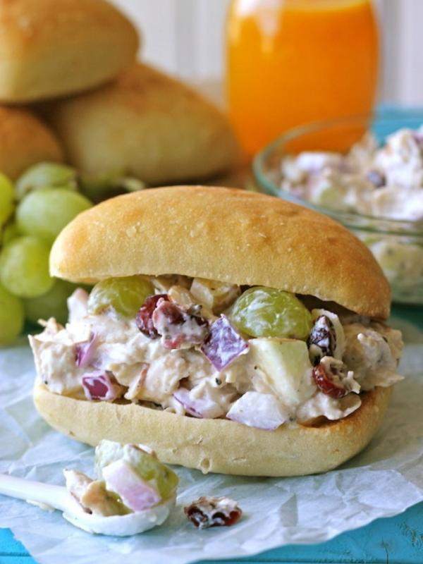 Sandwich Salad Ayam dengan Yogurt Yunani | via: buzzfeed.com