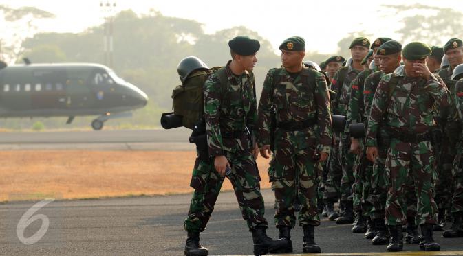 Seorang komandan batalyonKostrad memeriksa pasukannya jelang keberangkatan menuju Sumatera Selatan di Lanud Halim Perdanakusuma Jakarta, Kamis (22/10/2015). Satgas ini akan bertugas selama dua bulan. (Liputan6.com/Helmi Fithriansyah)