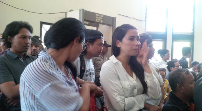 Kedua kakak angkat Angeline menangis menghadiri sidang perdana kasus pembunuhan Angeline. (Liputan6.com/ Dewi Divianta)