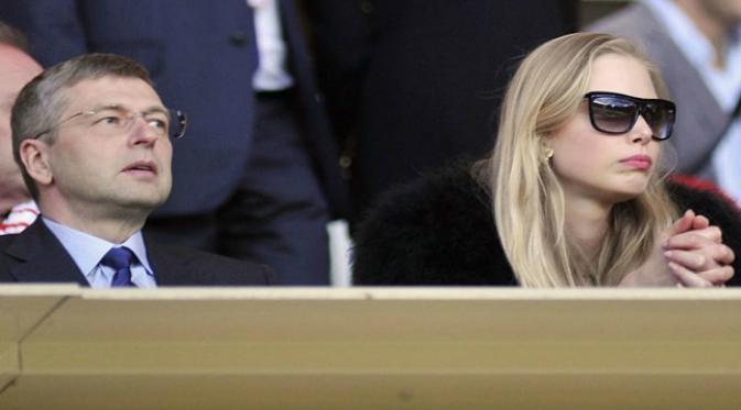 Dmitry Rybolovlev dan Elena menyaksikan laga A.S. Monaco v Le Mans di Louis II Stadium, Monaco pada Mei 2013