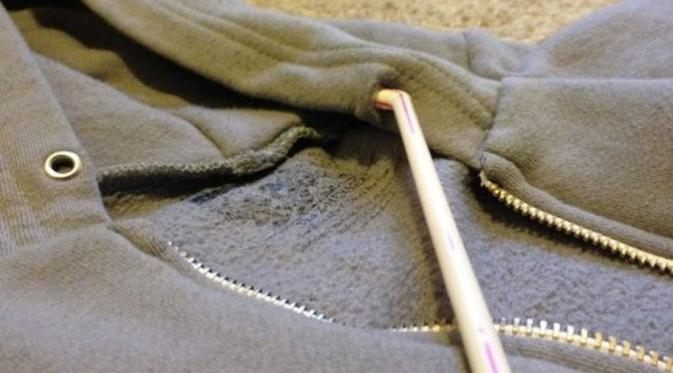 Kehilangan tali pada jaket kesayangan kamu? Jangan khawatir! Gunakan sedotan untuk membuatnya berfungsi kembali | via: 4amazingthings.com
