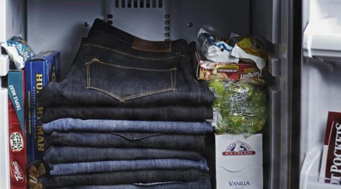 Tidak punya waktu untuk mencuci semua celana jeans? Jangan khawatir! Untuk menghilangkan bau pada celana jeans kamu bisa menaruh celana jeans semalaman kedalam freezer | via: 4amazingthings.com