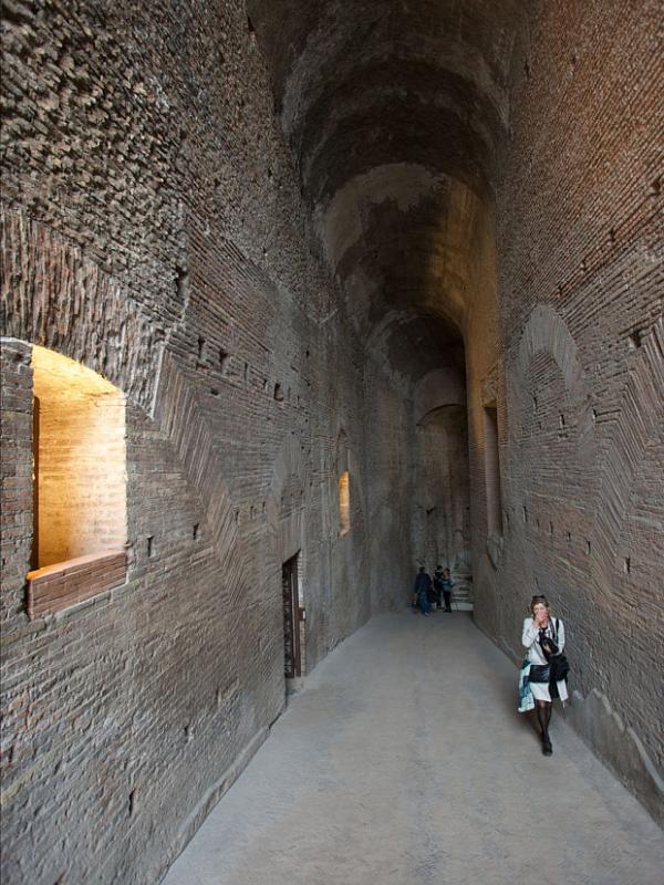 Jalan tersembunyi yang dulu digunakan Kaisar Roma. | via: Chris Warde-Jones