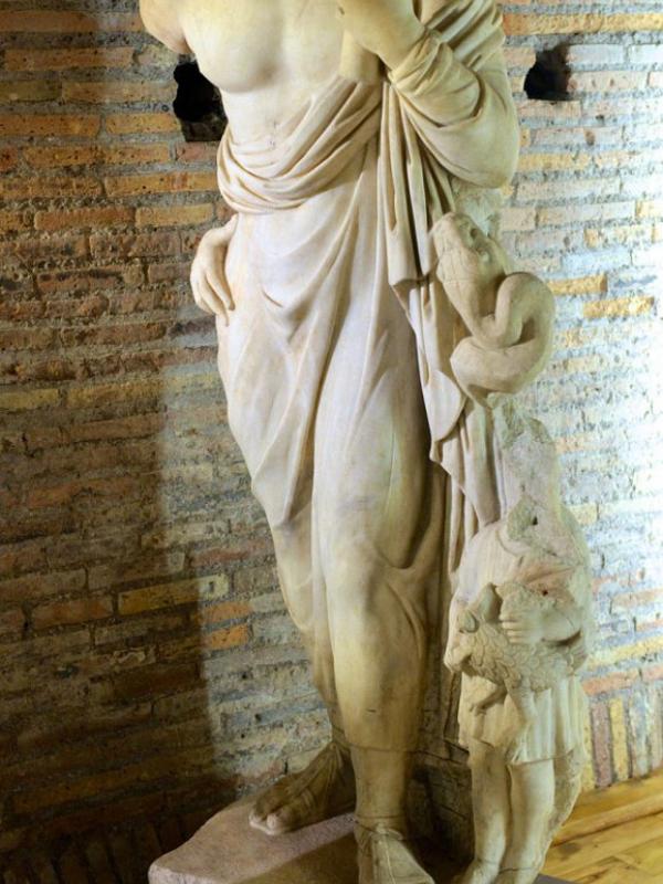 Patung tak utuh di jalan tersembunyi yang dulu digunakan Kaisar Roma. | via: 