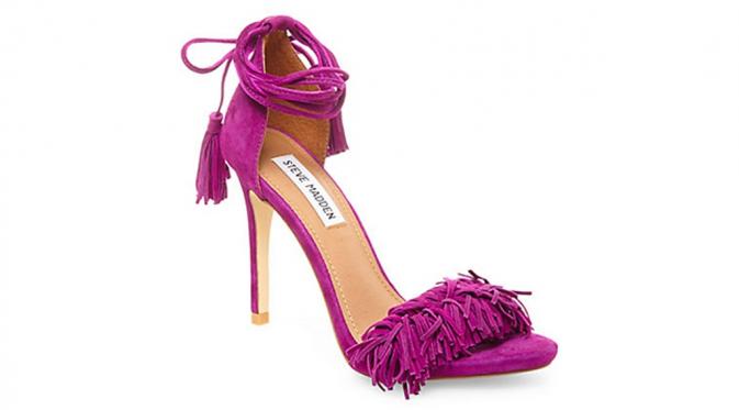 Surprise heels, sepatu dengan warna mencolok bisa menjadi pusat perhatian yang melihat. Sepatu ini cocok dipakai dengan atasan shift dress. (Via: femalenetwork.com)
