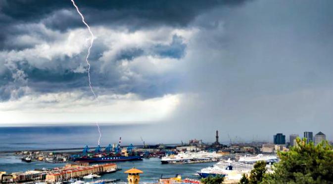 Seorang wisatawan yang sedang berlibur menyaksikan tornado dari kejauhan. Penampilannya indah sekaligus mengerikan. (sumber Caters)
