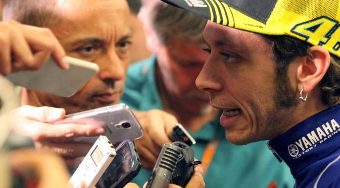 Valentino Rossi dikenal selalu santai saat meladeni para jurnalis. (EPA/Javier Ceboladda)