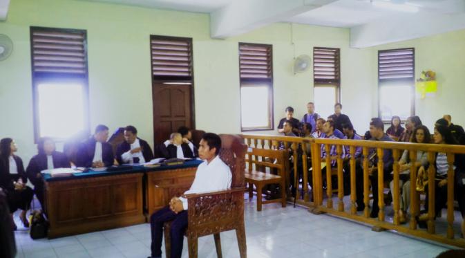 Terdakwa kasus pembunuhan bocah Angeline, Agus Tay, menjalani sidang di Pengadilan Negeri Denpasar, Bali, Kamis (22/10/2015). (Liputan6.com/Dewi Divianta)