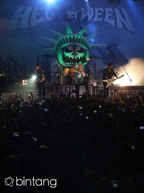 Konser Helloween bertajuk 'The God-Given Right World Tour 2015' di di Hall Basket Senayan, Jakarta, Kamis (22/10/2015). (Nurwahyunan/Bintang.com)