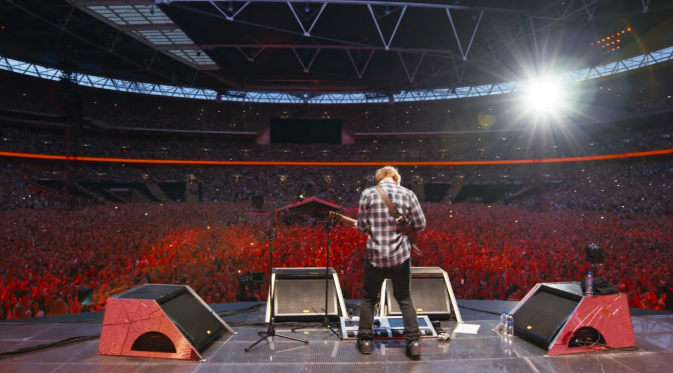 Ed Sheeran tampil di hadapan 80.000 penonton di Stadion Wembley, Inggris.