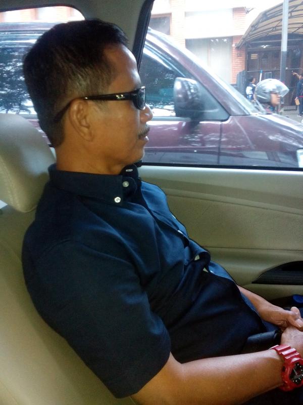 Djadjang Nurdjaman menikmati perjalanan dari Jakarta ke Bandung (Achmad Yani Yustiawan/Liputan6.com)