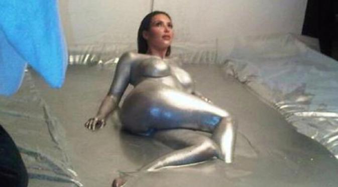 Bintang ‘Keeping Up With The Kardashians’ ini mencelupkan tubuh polosnya ke dalam kolam silver. Tubuh super seksinya pun terbentuk jelas di pemotretan tersebut. (via eprotoeu.mtiny.com)