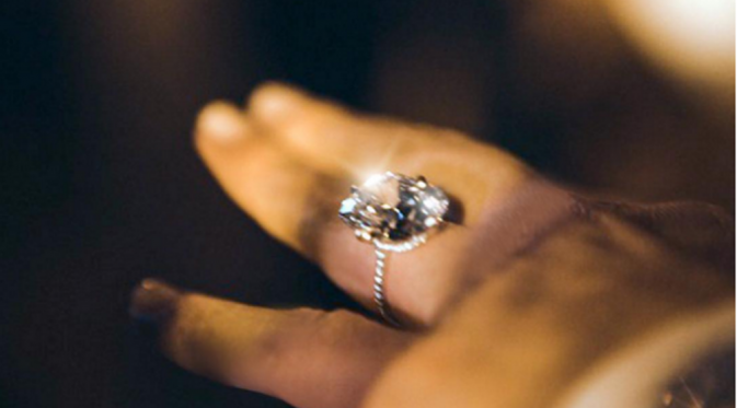 Cincin pertunangan Kim Kardashian dan Kanye West [foto: Instagram/kimkardashian]