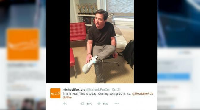 Michael J.Fox jajal sepatu buatan Nike yang bisa mengikat tali sepatu secara otomatis. (@MichaelJFoxOrg)